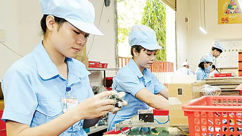 Lắp ráp linh kiện điện tử tại một doanh nghiệp trong nước