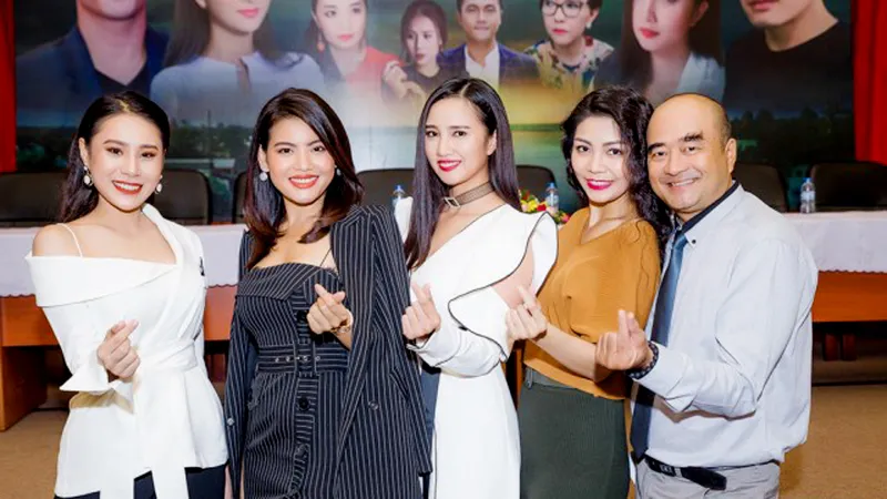 Đạo diễn Nhâm Minh Hiền và các diễn viên phấn khởi trong ngày khởi quay bộ phim Những khúc sông dậy sóng