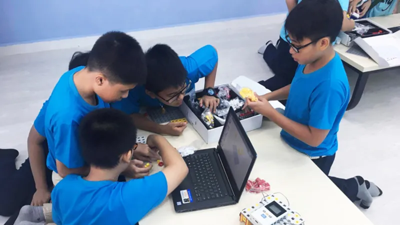 Lắp ráp robot - Sân chơi khoa học thực hành thú vị cho học sinh
