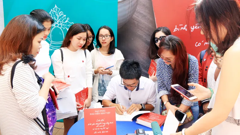 Nhà thơ Nguyễn Phong Việt ký tặng sách cho độc giả