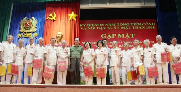 Lãnh đạo Bộ Công an trao quà cho các cán bộ, chiến sĩ CAND đã tham gia cuộc Tổng tiến công và nổi dậy Xuân Mậu Thân 1968. Ảnh: Website Thành ủy TPHCM