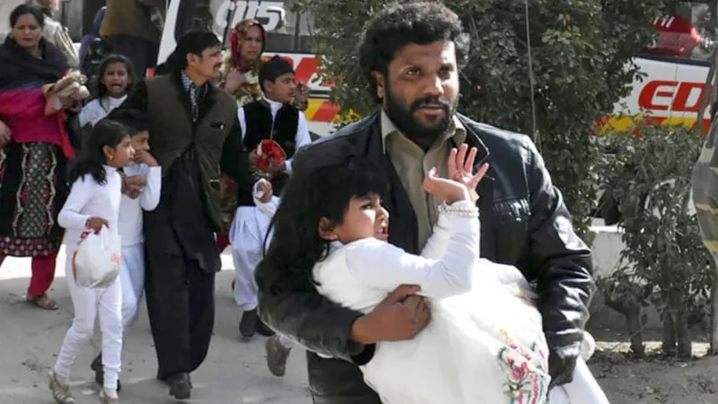 Sơ tán người dân sau vụ tấn công vào nhà thờ ở TP Quetta, tỉnh Baluchistan, Pakistan, ngày 17-12-2017. Ảnh: REUTERS
