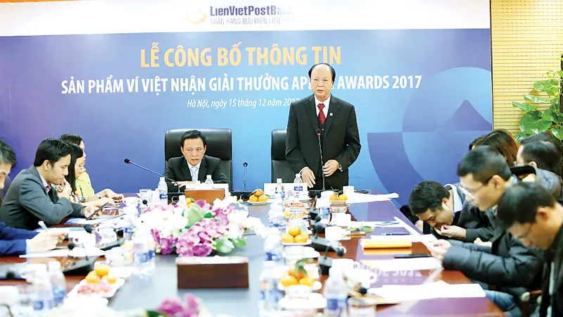 Ông Phạm Doãn Sơn, Phó Chủ tịch Thường trực HĐQT kiêm TGĐ LienVietPostBank (bên trái) và ông Nguyễn Đình Thắng, Phó Chủ tịch HĐQT (bên phải)