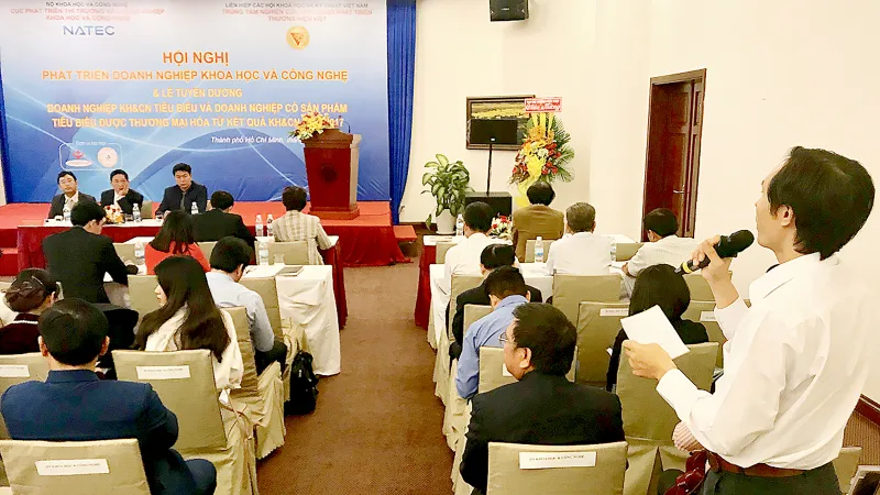 Ông Chu Bá Long trình bày những khó khăn trong chính sách phát triển doanh nghiệp KH-CN. Ảnh: T.BA