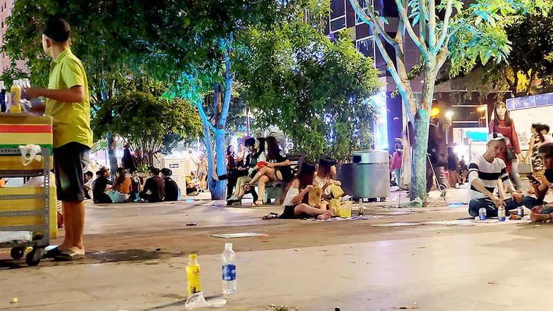Cảnh bán hàng rong và xả rác trên phố đi bộ Nguyễn Huệ