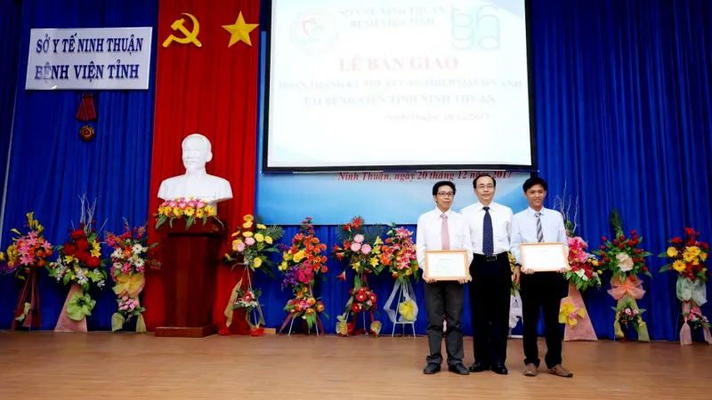 PGS.TS Trương Quang Bình Phó, Giám đốc BV Đại học Y Dược trao chứng chỉ can thiệp tim mạch cho BV Đa khoa tỉnh Ninh Thuận