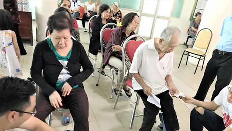 Người cao tuổi được đo loãng xương tại một hội thảo chăm sóc sức khỏe