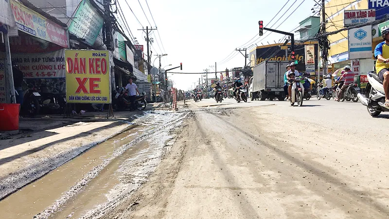 Tan nát quốc lộ 50