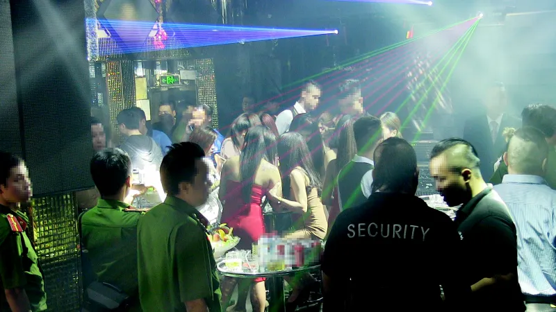 Hàng trăm chiến sĩ công an kiểm tra bất ngờ 2 quán bar ở trung tâm TPHCM