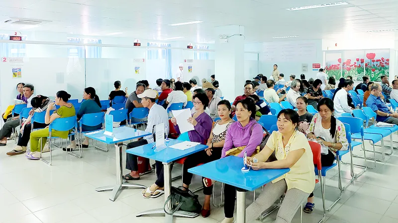 Thầy thuốc “chạy quanh” người bệnh