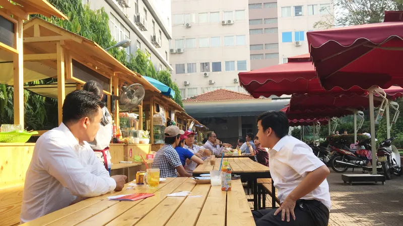 Điểm bán hàng ăn tập trung ở Công viên Bách Tùng Diệp thu hút nhiều thực khách 