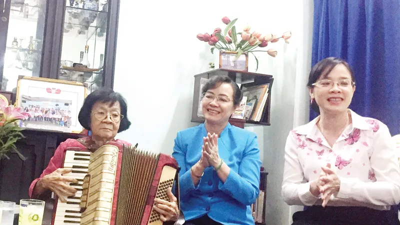 Đồng chí Nguyễn Thị Quyết Tâm (giữa) cùng gia đình liệt sĩ Nguyễn Ngọc Tấn đàn, hát những ca khúc nổi tiếng trong phong trào học sinh, sinh viên Sài Gòn - Gia Định