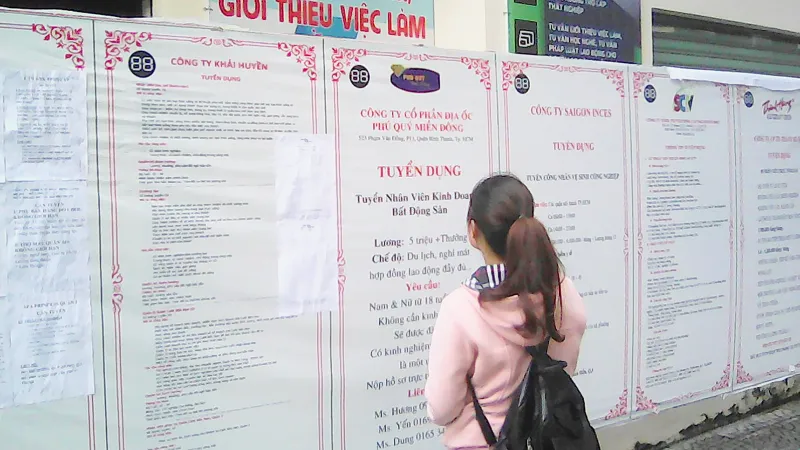 Các sinh viên có nhu cầu kiếm việc làm thêm thường tìm đến các công ty dịch vụ việc làm. Ảnh: THANH TIỀN 