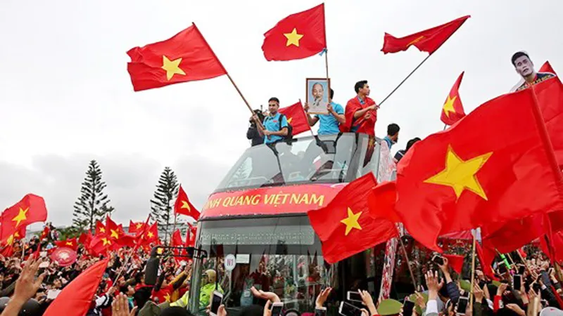 Đội tuyển U23 Việt Nam được người hâm mộ chào đón trong ngày về. Ảnh: MINH HOÀNG