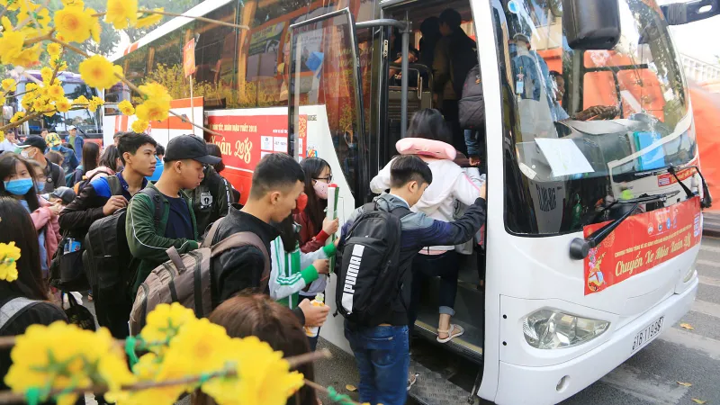 Chuyến xe mùa xuân đưa 3.000 sinh viên nghèo về quê ăn tết