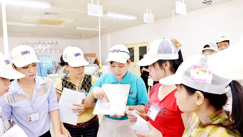Học viên được đào tạo nghề ngay tại doanh nghiệp từ sự phối hợp giữa doanh nghiệp và trường nghề. Ảnh: VIỆT DŨNG