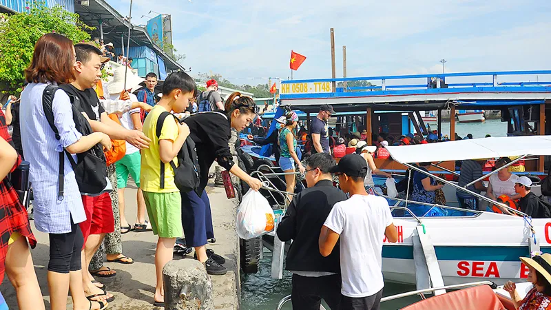 Du lịch Khánh Hòa khổ vì… khách đông