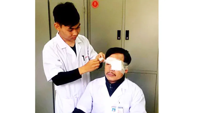Bất an tính mạng thầy thuốc
