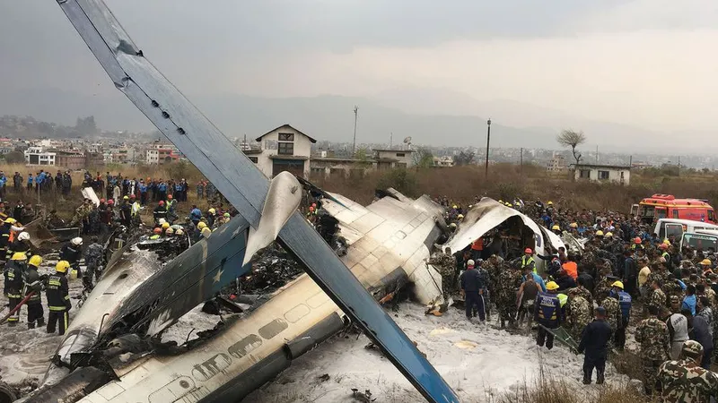 Lực lượng cứu hộ tại hiện trường máy bay chở khách Bangladesh rơi ở Kathmandu, Nepal, ngày 12-3-2018. Ảnh: AP