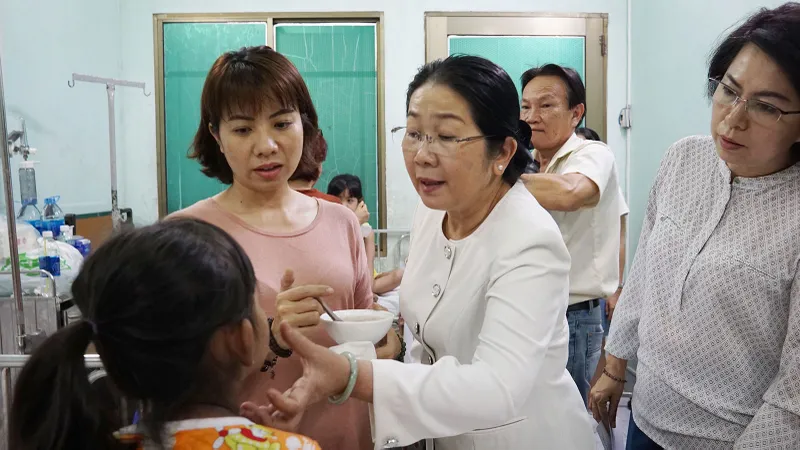 Xe cứu thương được đưa đến hiện trường để cấp cứu những người bị nạn