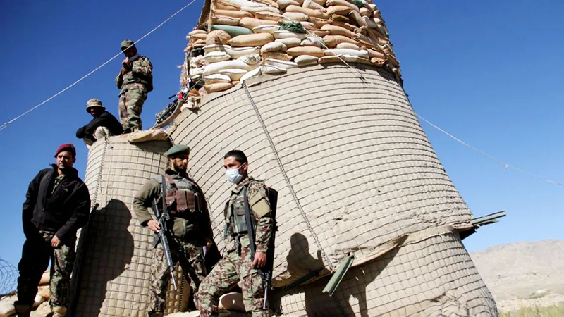 Binh sĩ bảo vệ tại một trạm kiểm soát ở huyện Khawaja Omari, tỉnh Ghazni, Afghanistan, ngày 12-4-2018. Ảnh: REUTERS