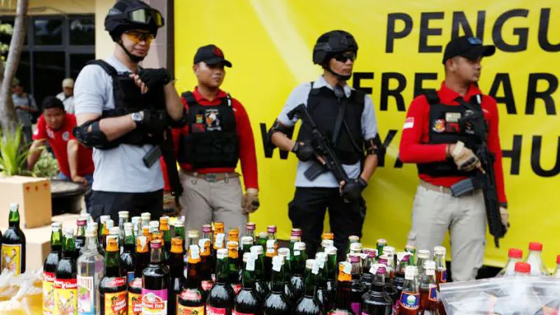 Nhiều loại rượu lậu gây chết người bị cảnh sát Indonesia tịch thu tiêu hủy. REUTERS
