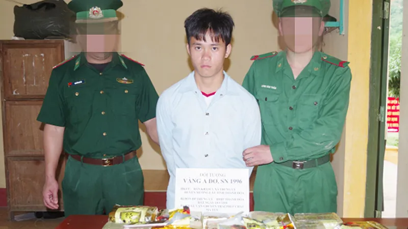 Bắt quả tang một nam thanh niên vận chuyển 10kg ma túy đá ra Hà Nội tiêu thụ