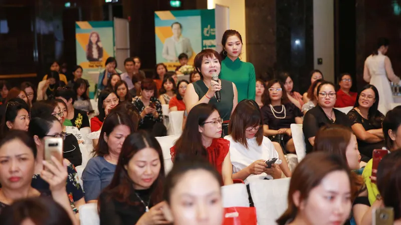 Các nữ CEO tham gia thảo luận nhiệt tình cùng các diễn giả 