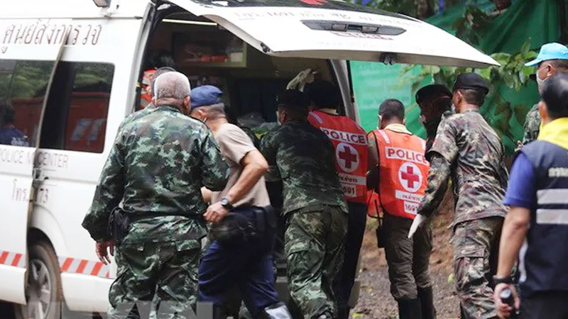 Các thành viên đội cứu hộ tại hang Tham Luang. Ảnh: CNN