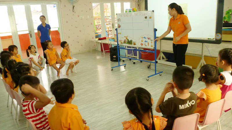 Dạy tiếng Anh ở trường mầm non: Cần thống nhất chương trình và kinh phí hoạt động