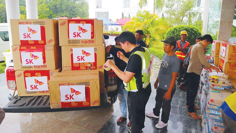 Các đoàn nước ngoài mang hàng cứu trợ giúp người dân Lào bị nạn trong vụ vỡ đập thủy điện. Ảnh: ĐOÀN KIÊN