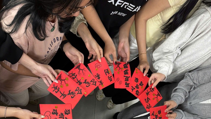 刀尖舞墨迎新春：文郎课堂创新演绎“立体”年俗