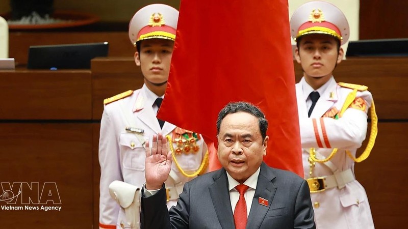 第十六届国会第一次会议：陈青敏同志全票当选第十六届国会主席