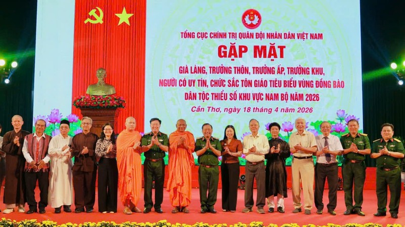 应邀出席南部地区少数民族代表合影留念。