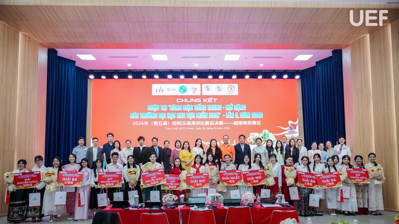 胡志明市财经大学第五届校际汉语演讲比赛总决赛参赛选手、获奖者及嘉宾合影留念。
