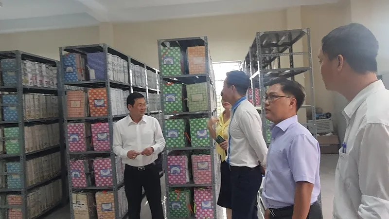 Giám đốc Sở TN-MT TPHCM Nguyễn Toàn Thắng (trái) kiểm tra công tác lưu trữ hồ sơ tại chi nhánh Văn phòng đăng ký đất đai Nhà Bè
