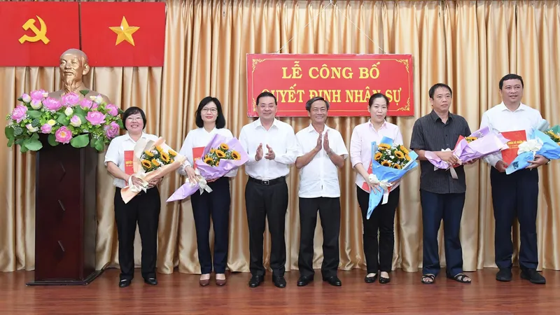 Lãnh đạo Sở Tài nguyên và Môi trường TPHCM tặng hoa chúc mừng cho cán bộ luân chuyển. Ảnh: VIỆT DŨNG