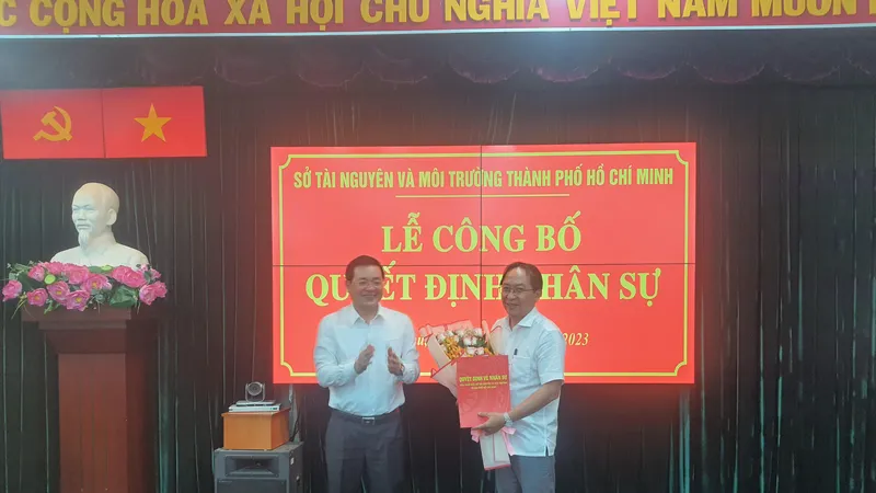 Giám đốc Sở TN-MT TPHCM Nguyễn Toàn Thắng trao quyết định cho ông Nguyễn Thái Hùng