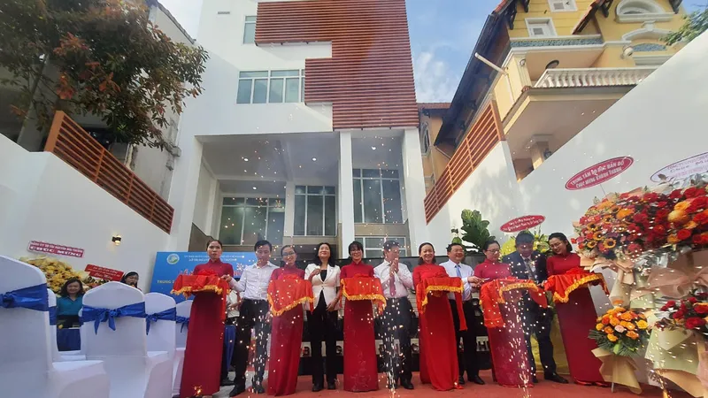 Phó Chủ tịch HĐND TPHCM Nguyễn Văn Dũng cùng các đại biểu cắt băng khánh thành