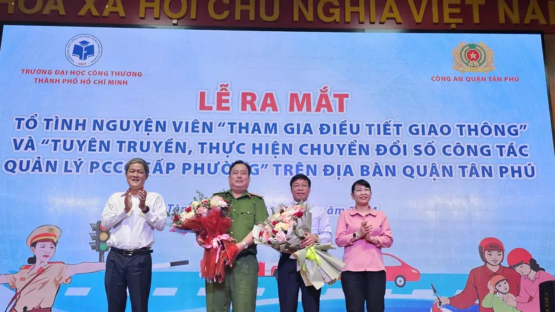 Bí thư Quận ủy Quận Tân Phú Lê Thị Kim Hồng và Phó Chủ tịch UBND quận Tân Phú Nguyễn Công Chánh tặng hoa chúc mừng cho Đại tá Nghiêm Văn Út, Trưởng Công an quận Tân Phú và NGƯT. PGS.TS Nguyễn Xuân Hoàn, Hiệu trưởng Trường Đại học Công thương TPHCM
