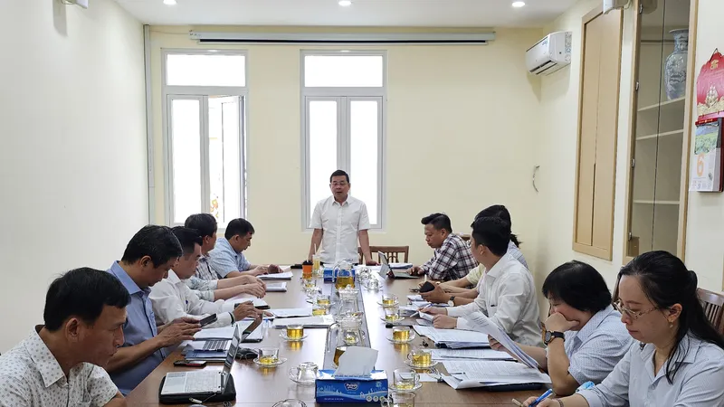 Giám đốc Sở NNMT Nguyễn Toàn Thắng làm việc trực tiếp với doanh nghiệp để tháo gỡ vướng mắc trong công tac cấp Giấy chứng nhận tại các dự án nhà ở.