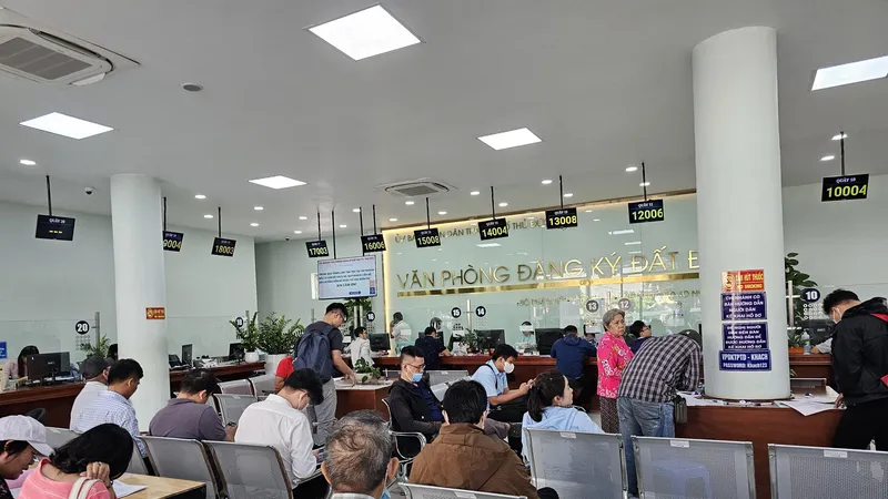 Người dân làm thủ tục đất đai tại Chi nhánh Văn phòng Đăng ký đất đai Thủ Đức