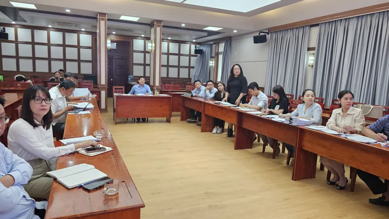 Hàng tuần, Tổ Công tác 1645 do Giám đốc Sở NN-MT Nguyễn Toàn Thắng (giữa) làm tổ trưởng, cùng các thành viên trực tiếp làm việc với doanh nghiệp nhằm tháo gỡ vướng mắc để cấp giấy chứng nhận cho người mua nhà, qua đó góp phần tăng nguồn thu cho ngân sách. Ảnh: ĐỖ TRÀ GIANG