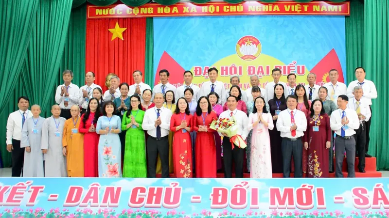 BCH Ủy ban MTTQ Việt Nam phường Tam Long (TPHCM) khóa I, nhiệm kỳ 2025 - 2030 ra mắt tại đại hội.