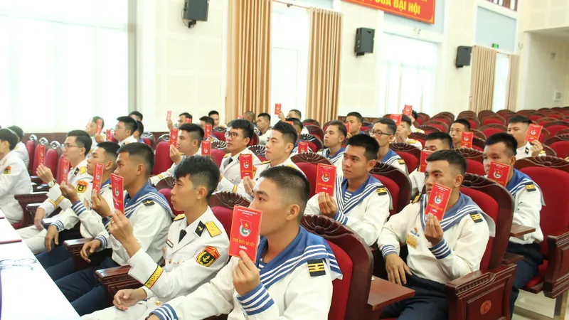 Các đại biểu biểu đoạn viên thanh niên Lữ đoàn 171 biểu quyết tại đại hội.