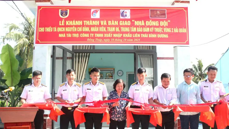 Nguyên Phó Chủ tịch nước Trương Mỹ Hoa cùng lãnh đạo đơn vị cắt băng khánh thành “Nhà đồng đội”