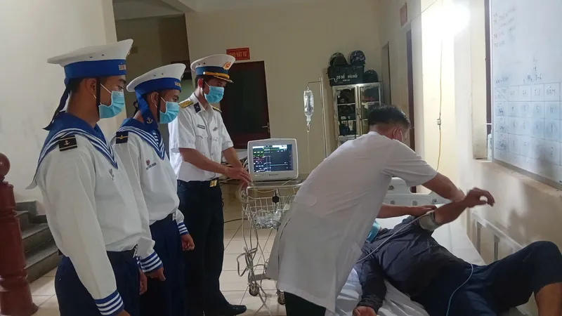 Bác sĩ Bệnh xá đảo Trường Sa thăm khám cho bệnh nhân