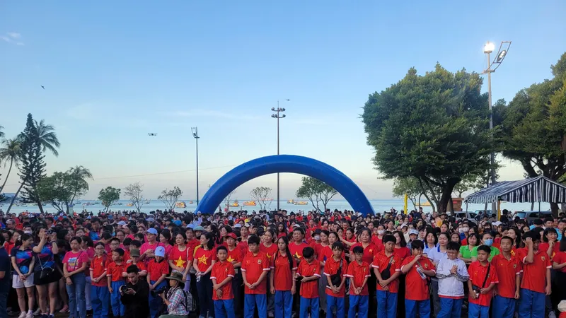 Hơn 2.000 người đi bộ gây quỹ ủng hộ đồng bào vùng bão