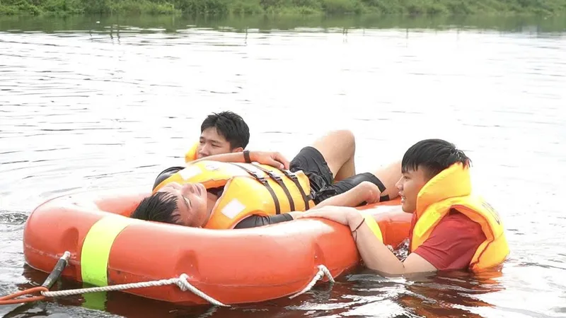 Cảnh sát dầm mình dưới nước “giành lại sự sống” cho nạn nhân trong diễn tập cứu hộ 