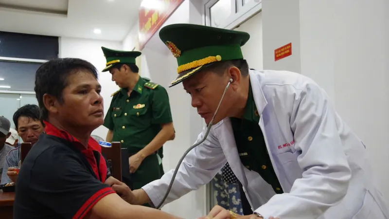 Tàu hàng đâm chìm 2 tàu cá, 11 ngư dân được cứu sống